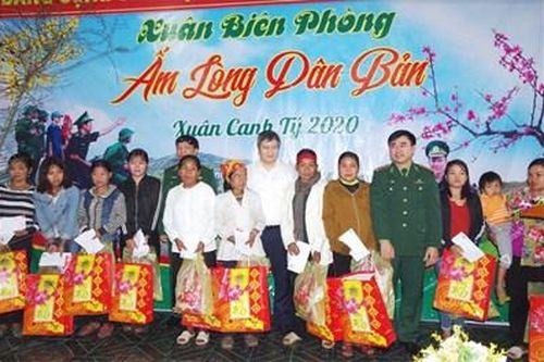 Chủ tịch UBND tỉnh Hà Tĩnh thăm, chúc Tết bà con dân tộc Chứt và Đồn Biên phòng Bản Giàng