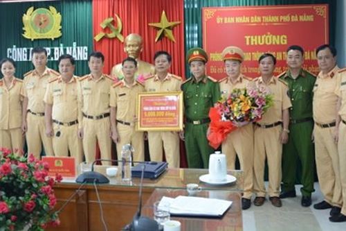 Khen thưởng lực lượng CSGT trong công tác đấu tranh, phòng chống tội phạm
