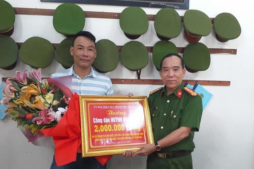 Tuyên dương công dân dũng cảm bắt cướp giật