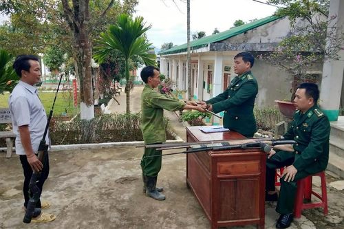 Vận động, thu hồi 10 súng tự chế