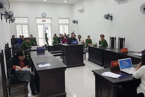 Dùng dao lam cứa cổ bạn tù lúc đang ngủ