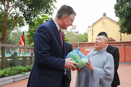 Tiễn ông Công ông Táo, Đại sứ Mỹ được tặng món quà bất ngờ