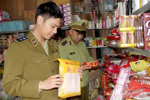 Bánh kẹo không nhãn mác, hết hạn sử dụng tràn lan dịp cận Tết