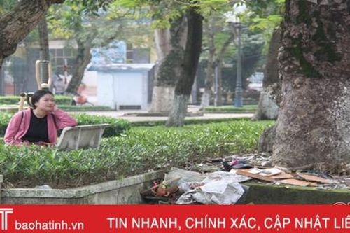 Rác bừa bãi quanh khuôn viên tượng đài Lý Tự Trọng