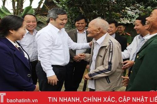 Chủ tịch UBND tỉnh Hà Tĩnh tặng quà, chúc tết người dân Hương Khê