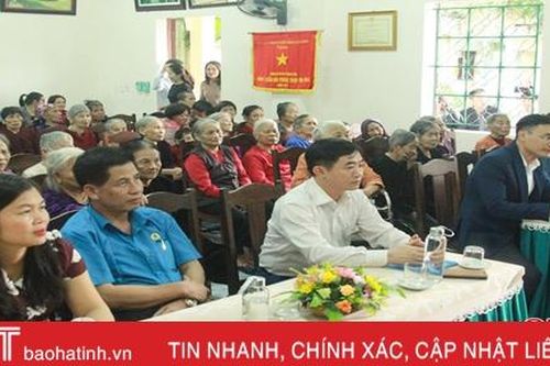Công đoàn khối cơ quan Đảng vui 'Tết sum vầy' cùng người cao tuổi