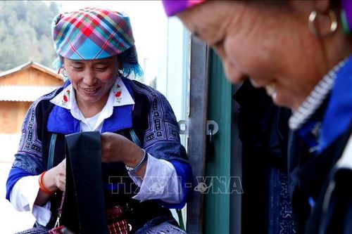 Độc đáo nghề dệt thổ cẩm của phụ nữ Mông
