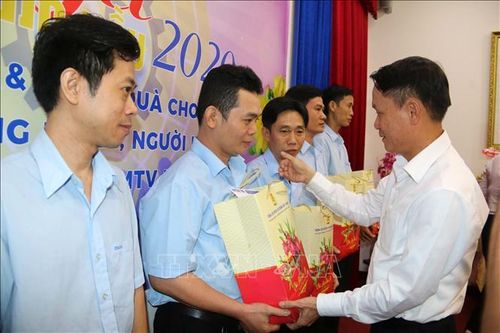 Lãnh đạo TTXVN tặng quà 'Tết sum vầy' cho công nhân lao động