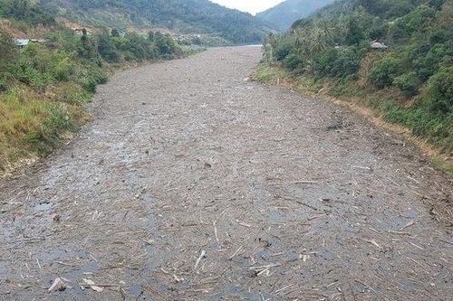 Rác thải tràn ngập đầu nguồn sông Lam