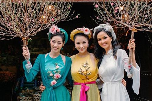 Hoa hậu H'Hen Niê, Khánh Vân cùng dàn mỹ nhân Việt diện áo tứ thân dự tiệc Xuân của Vũ Thu Phương