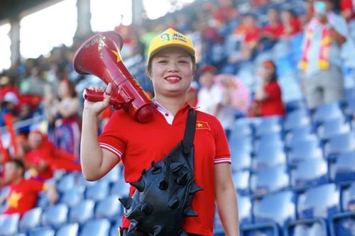 'Bay lên trời là em bay ra ngoài' cổ vũ U23 Việt Nam có đáng bị chỉ trích?