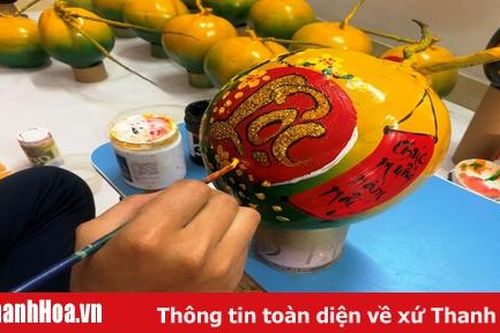 Thầy giáo vẽ tranh phấn trắng lại khiến dân tình 'phát sốt' vì vẽ thư pháp lên trái cây cực đẹp