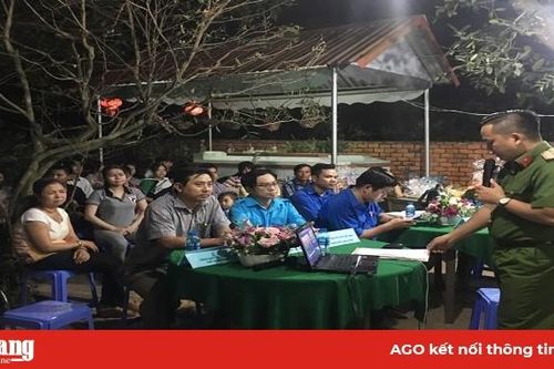 Tuyên truyền phòng, chống ma túy và tặng quà cho thanh niên công nhân