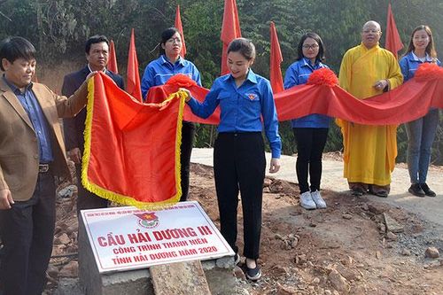 Mang tết lên vùng cao, biên giới