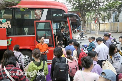 Tặng vé xe cho sinh viên về quê đón Tết