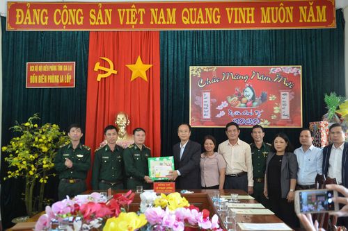 Lãnh đạo tỉnh thăm, chúc Tết các đồn biên phòng, gia đình chính sách huyện Chư Prông