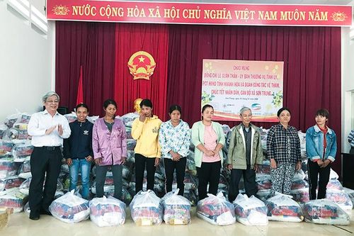 Trao 446 phần quà Tết đến người dân xã Sơn Trung