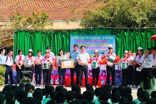 Liên đội Trường THCS Thái Nguyên (Nha Trang): Giao lưu, tặng quà cho Liên đội Trường THCS Hoa Lư (Vạn Ninh)