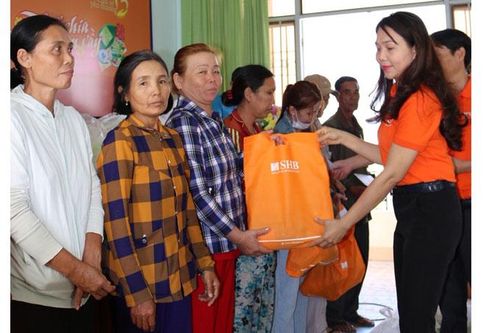 SHB Khánh Hòa tặng 60 suất quà Tết cho người dân thị trấn Vạn Giã