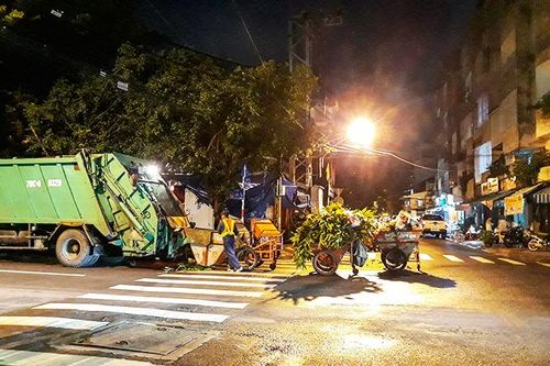 Tăng cường thu gom rác trong dịp Tết