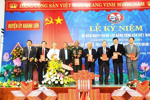 Khánh Sơn: Tổ chức kỷ niệm 90 năm ngày thành lập Đảng và giới thiệu sách Lịch sử Đảng bộ huyện
