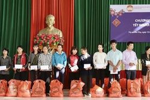 Trao 88 suất quà cho các hộ nghèo tại xã Phú Hộ
