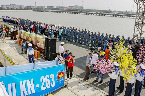 Mang Tết tới nhà giàn DK1