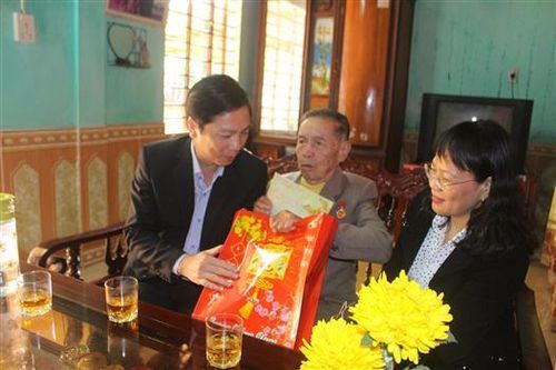 Phó Chủ tịch UBND tỉnh Quảng Trị Hoàng Nam thăm, tặng quà cán bộ lão thành cách mạng