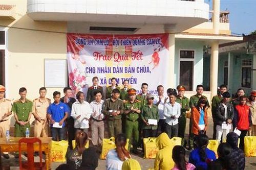 Công an Cam Lộ tặng quà tết cho người dân Bản Chùa