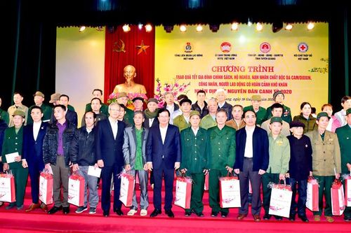 Tặng quà Tết gia đình chính sách, hộ nghèo, nạn nhân chất độc da cam/dioxin, công nhân, lao động hoàn cảnh khó khăn
