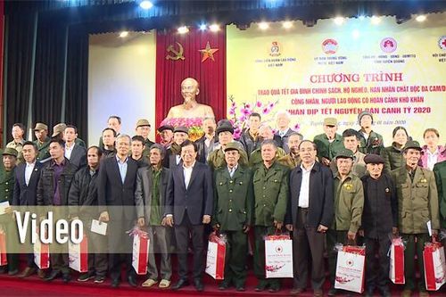 Tặng quà Tết gia đình chính sách, hộ nghèo, nạn nhân chất độc da cam/dioxin, công nhân, lao động hoàn cảnh khó khăn