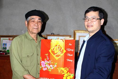 Lãnh đạo tỉnh tặng quà Tết gia đình chính sách huyện Na Hang, Lâm Bình
