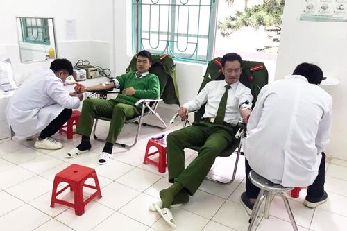 Hai chiến sỹ Công an Cao Bằng hiến máu kịp thời cho bệnh nhân