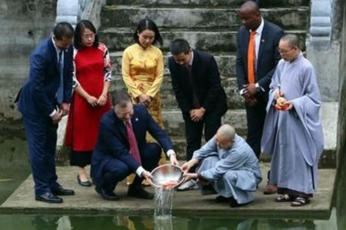 Ăn Tết cổ truyền ở Việt Nam, Đại sứ Mỹ tiễn ông Công ông Táo về trời