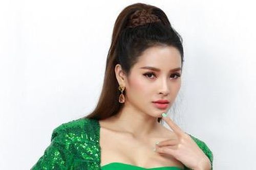 Phương Trinh Jolie diện váy gợi cảm trên phim trường