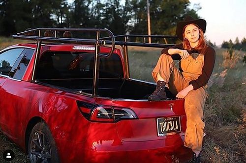 Quá mệt mỏi vì chờ đợi, cô gái tự độ Tesla Model 3 thành xe bán tải