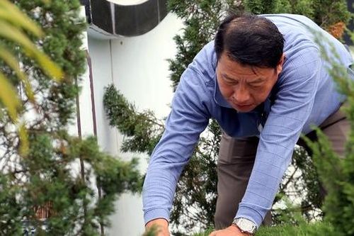 Người dân ùn ùn đi tảo mộ ở nghĩa trang 'nhà giàu'