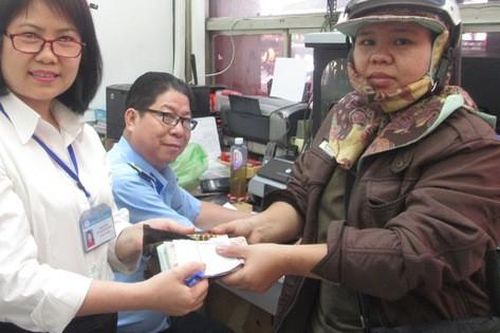 Bảo vệ, kế toán Bệnh viện Chợ Rẫy trả lại 44 triệu cho người đánh rơi