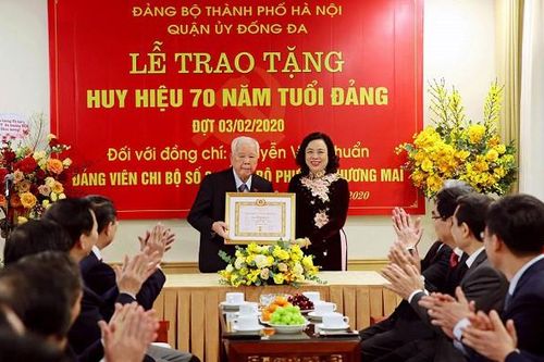 Lãnh đạo Thành ủy Hà Nội trao Huy hiệu Đảng cho các đảng viên lão thành