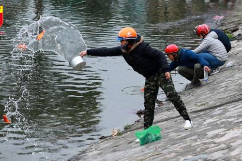 Xem người dân Hà Nội thả cá chép tiễn Táo quân