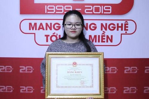 Nữ sinh mắc bệnh xương thủy tinh nhận bằng khen của Bộ trưởng GD&ĐT