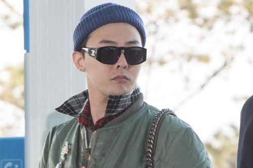 G-Dragon mặc sành điệu, đeo túi nữ tại sân bay
