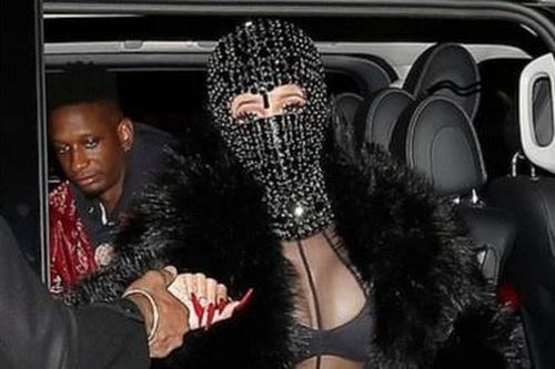 Cardi B mặc đồ xuyên thấu giữa thời tiết lạnh giá