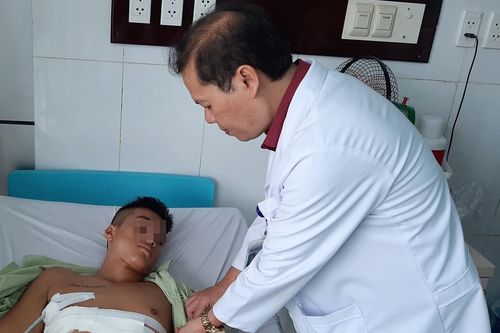 Cứu người đàn ông bị đâm vào ngực