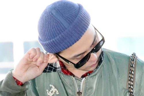 Hai biểu tượng thời trang hàng đầu Kpop thu hút ở sân bay