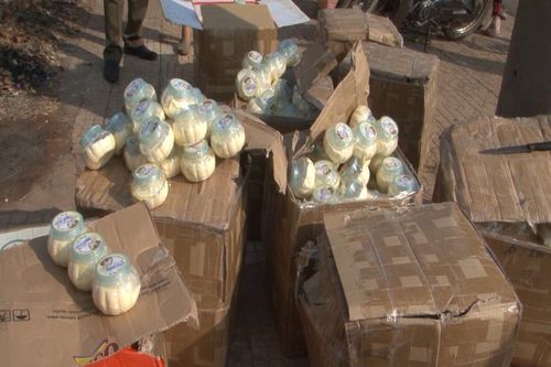 Xe khách không biển để lại 11 thùng carton rồi bỏ chạy