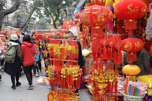 Nhộn nhịp thị trường đồ trang trí Tết