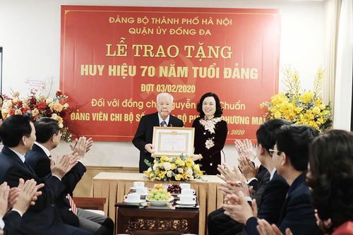 Lãnh đạo Thành phố trao Huy hiệu Đảng cho đảng viên lão thành Nguyễn Văn Chuẩn
