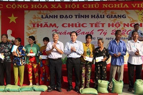 Hậu Giang tặng quà, chúc Tết hộ nghèo