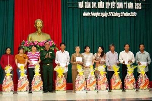 Trao quà Tết tặng 49 gia đình quân nhân đang công tác tại Trường Sa và Nhà giàn DK1